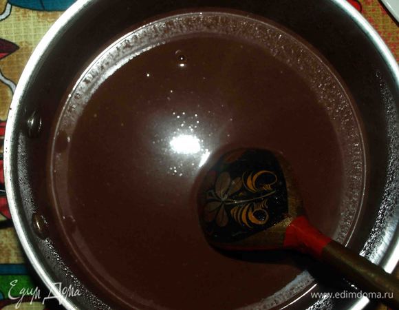 Сливки (10%) соединяем с водой, доводим до кипения и добавляем шоколад с сахаром. Варим на очень медленном огне, помешивая до полного растворения шоколада и сахара. Оставляем на несколько минут на огне и даем шоколаду потомиться, как это было в фильме.