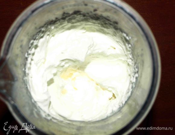 Сливки берем любые на ваш вкус. Можно готовые, можно взбить жирные сливки, можно взять сливки для взбивания. 