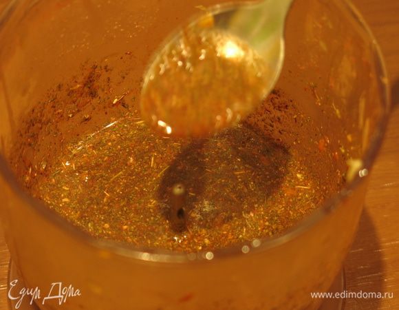 Вольем ложку горчицы. Рассчитываем соль: на каждый килограмм птицы 20 г соли, всего 70 г на вес 3,5 кг тушки, отмеряем треть от этого количества и добавляем к травам.