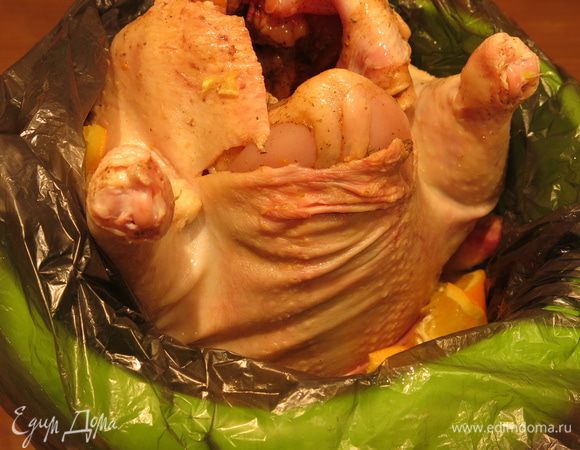 Нарезаем апельсин, кладем индейку в пакет, заливаем снаружи 300 мл вина (у меня мускат), бросаем дольки фруктов и ставим в прохладном месте часов на 8 мариноваться. 