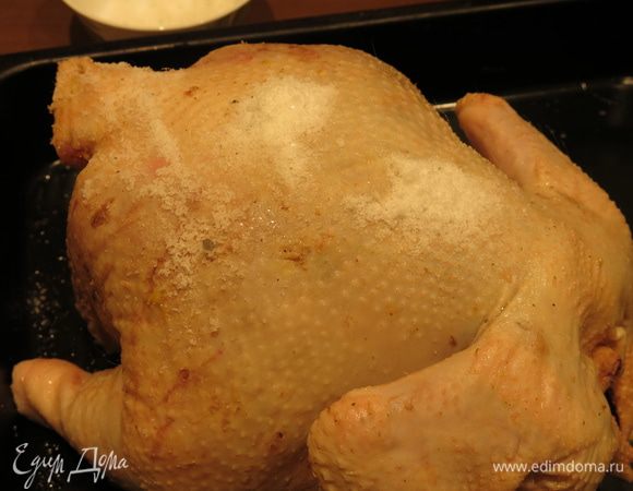 Натираем индейку оставшейся солью, смазываем растительным маслом для корочки.