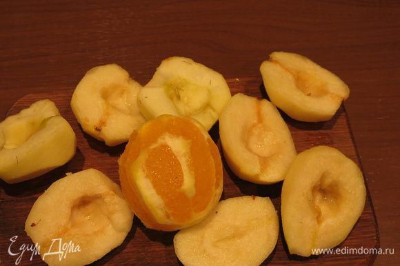 Очищаем фрукты от кожуры и вынимаем семечки в грушах и яблоке. С цитрусовых снимаем цедру.
