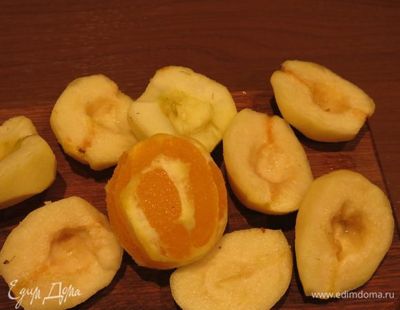 Очищаем фрукты от кожуры и вынимаем семечки в грушах и яблоке. С цитрусовых снимаем цедру.