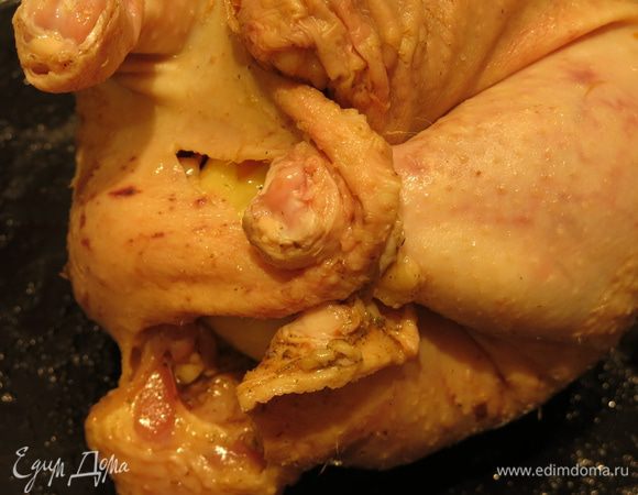 Заполняем тушку на 2/3 фруктами. Делаем прорезь на противоположной стороне  тушки и вставляем одну лапку.