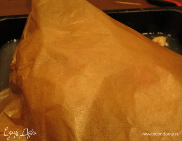 Закрываем пергаментом, так к птице не пристанет фольга. 