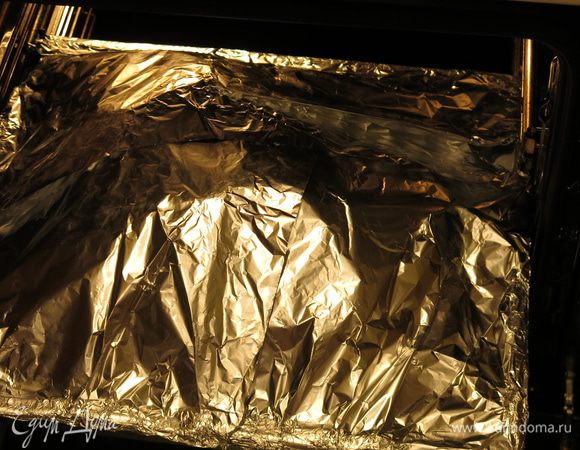 Ставим в духовку при 180°С, на каждый килограмм — 30 минут, всего 1 час 45 минут на вес индейки.