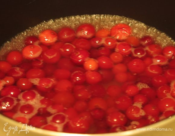 Готовим соус: в 75 мл вина провариваем клюкву.