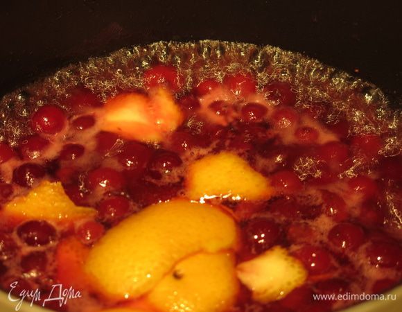 Добавляем цедру апельсина, держим на огне 8 минут.