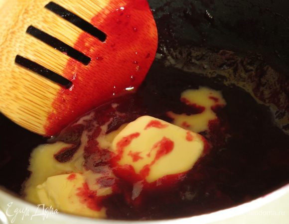 Ставим на 2 — 3 минуты на огонь, увариваем, снимаем с огня и растираем в пюре сливочное масло.