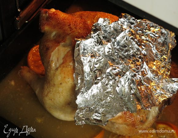 Зажариваем при 160°С режим обдува и инфракрасный, переворачиваем на спинку, на грудку. Прикрываем выпуклые части фольгой и каждые 10 минут поливаем жиром для сочности, всего у меня ушло 50 минут, минимальное врем 20 — 30 минут.