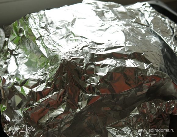 Достаем индейку, накрываем фольгой и даем пропитаться соками 20 минут.