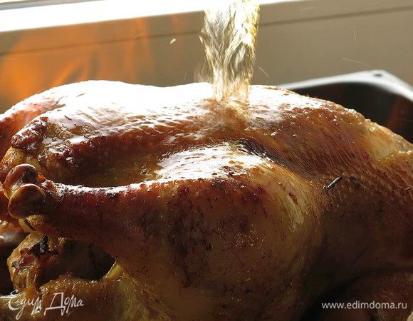 Поливаем индейку коньяком зажженным длинной спичкой. Может пойти больше или меньше спиртного (первые попытки зажечь оказались не успешными), поливала коньяком с чугунной сковородки с длинной ручкой, можно также использовать половник или предварительно разогретый соусник.