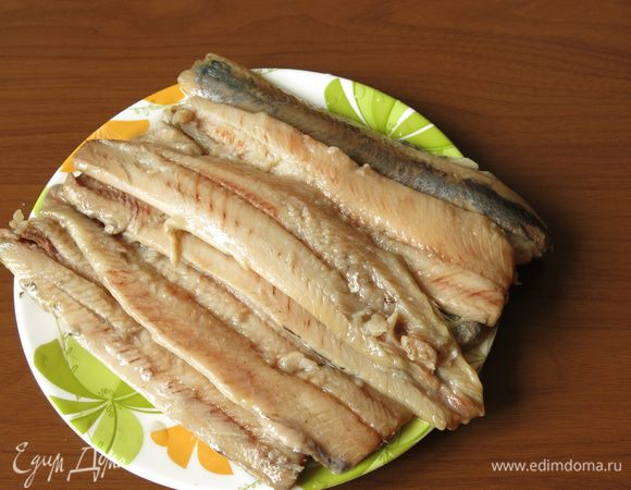 Филируем рыбу. Более простой вариант — купить готовое филе, но у меня был выбор мороженое-перемороженое филе или сельдь.