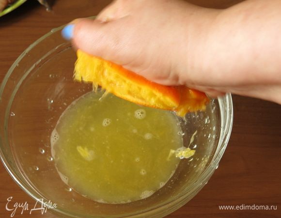 Выжимаем сок кисловатого апельсина, как вариант апельсин-лимон.