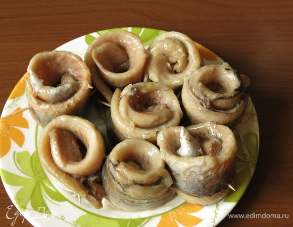 Сворачиваем рулетики, соединяем зубочисткой.