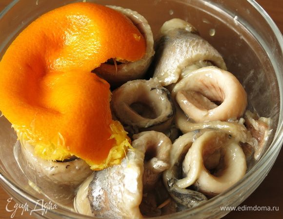 Выкладываем в посуду с остатками маринада, накрываем шкуркой апельсина.