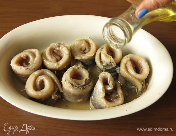 Сбрызгиваем маслом растительным.