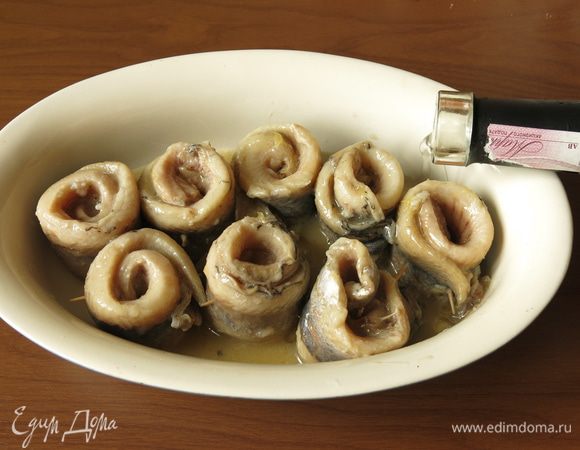 Добавляем пару ложек белого вина.