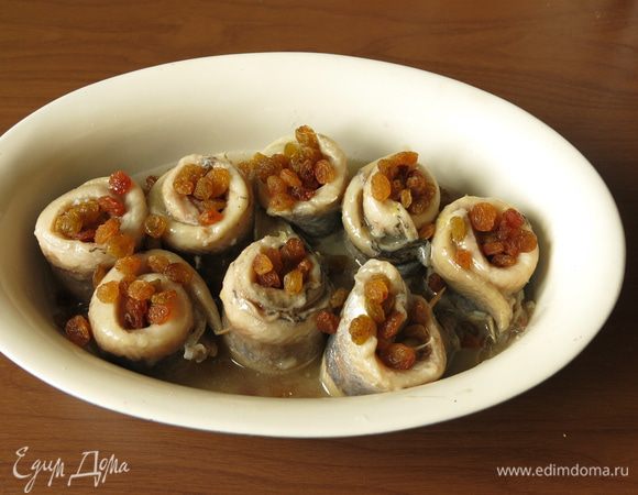 Солим. Посыпаем изюмом. Если изюм твердый, предварительно заливаем его кипятком.