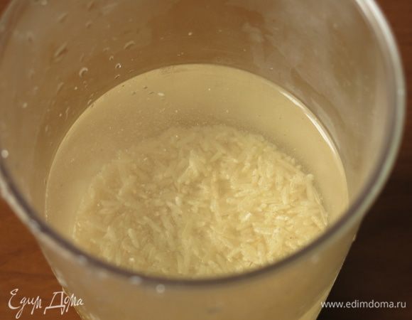 Рис готовим параллельно рыбе, промываем, замачиваем на пару часов, кладем в холодную воду подсоленную и варим 15 минут после закипания, пропорции к воде 1 к 2,5. Приятного!