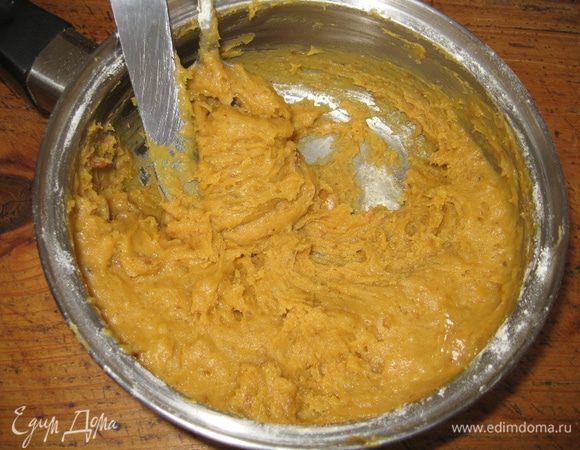 Сначала в сотейнике на тихом огне прогреем мед с содой. Получаем пышную желтую массу (обратите внимание: это работает, только если мед натуральный, поскольку он одержит необходимую кислоту. Если у вас искусственный мед, соду нужно погасить). Прогревание занимает буквально несколько минут, снимаем с огня и всыпаем сахар, перемешиваем. Даем массе слегка остыть и вводим яйца, перемешали все тщательно, добавляем 2 — 3 ложки сметаны, мешаем, вслед отправляем мелко дробленые орехи. Я для этого торта всегда перемалываю их в кофемолке. Хочу заметить, что этот торт трудно испортить орехами, потому я часто добавляю их больше в тесто, чем указано в рецепте. В конце добавляем муку, тщательно все перемешиваем ложкой. Тесто получается довольно липким, не слишком густым.