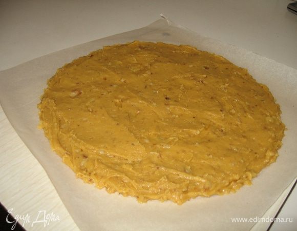 Разделяем тесто на 3 части. (Если хотите, чтобы было 4 коржа, добавьте при подготовке теста еще 1 яйцо, ложку сметаны и, соответственно, немного муки.) На пергаментной бумаге рисуем круг диаметром 26 см и распределяем тесто с помощью ложки и шпателя или ножа (скалкой тут не раскатать). 