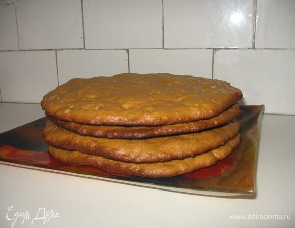 Выпекаем коржи в духовке, предварительно разогретой до 180°С, около 7 — 10 минут. Время выпекания зависит еще и от толщины вашего коржа. Кстати, тесто во время выпекания поднимается более чем вдвое, так что из довольно тонких сырых коржей получаются пышные и мягкие заготовки для торта. 