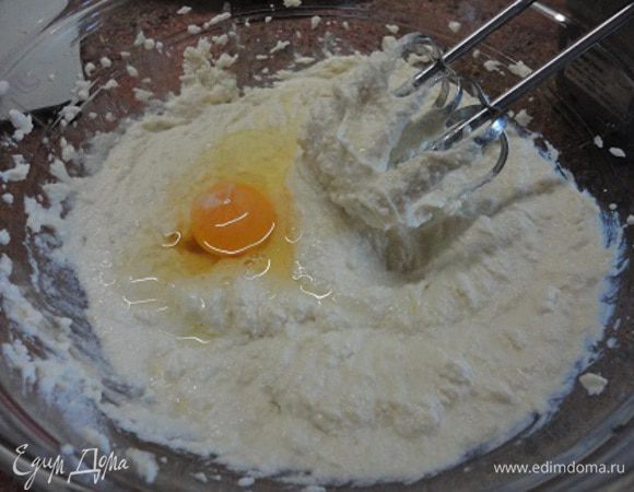 Приготовить начинку. Творог с цедрой и сахаром перемешать с помощью погружного блендера. Затем добавлять по одному яйцу и взбить миксером.