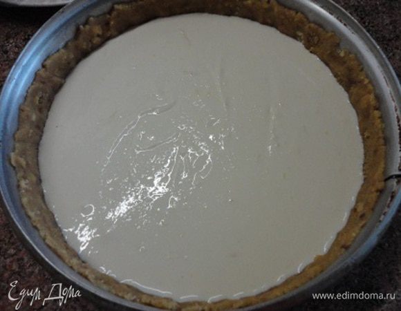 Начинку осторожно вылить в форму и выпекать около часа при температуре 160°C. Дать полностью остыть в духовке с открытой дверцей.