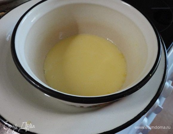 Приготовить крем. В небольшой миске смешать мягкое масло, цедру, сок, сахар и яйцо.