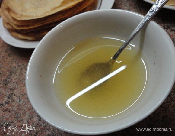 Блинчики испечь по вашему любимому рецепту. Я пекла их диаметром 21 — 22 см. Желатин залить холодной кипяченой водой и оставить набухать.