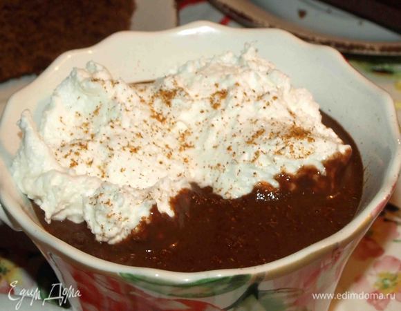 Добавляем две ложки взбитых сливок. Посыпаем молотым перцем чили.