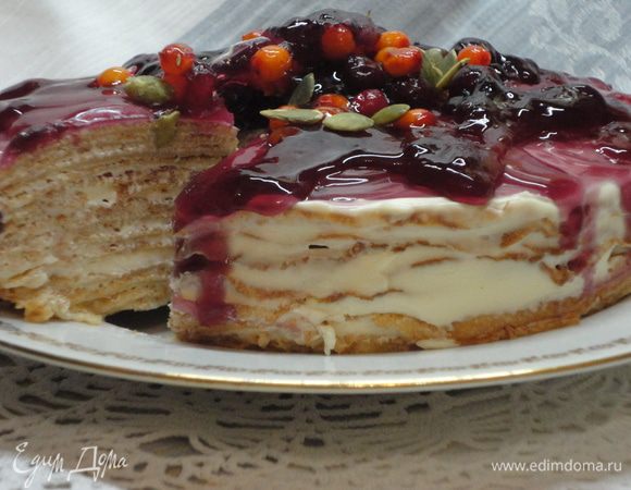 Я в этот раз передержала желе и оно загустело больше, чем нужно было и залилось не очень красиво, но, все равно, было вкусно. Украсить ягодами. Готовила я этот торт (или пирог?) для празднования Старого Нового года. 