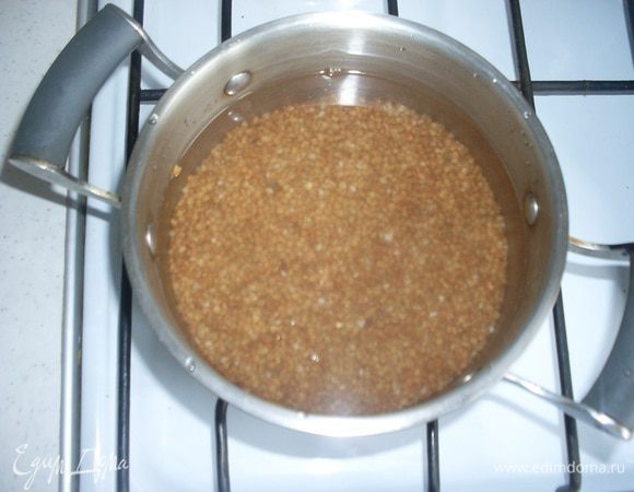 Поставим гречневую крупу вариться.