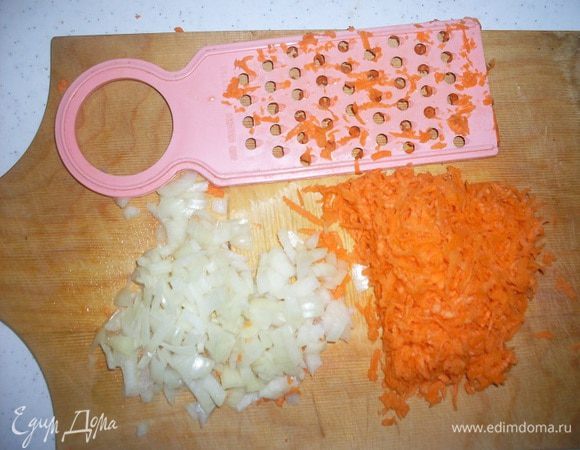 Пока гречка варится, приготовим овощи. Натрем на терке морковь, мелко нарежем лук.