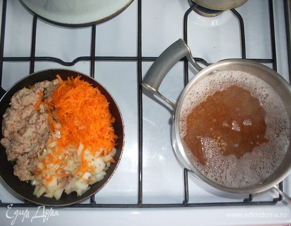 Обжарим фарш в хорошо разогретом масле. Добавим на сковородку морковь и лук. (Можно добавить помидоры, сладкий перец, но мне так больше нравится.)