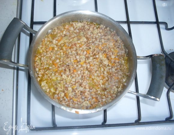 Соединяем полуготовую кашу и фарш с обжаренными овощами. 
Главное — хорошо перемешать кашу, чтобы фарш оказался не только сверху, но и внизу кастрюли.
Тушим еще минут 15 — 20 под крышкой на медленном огне.