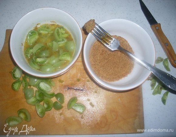 Нарезать помидоры дольками. Окунуть их в яйцо, затем — в панировочные сухари.