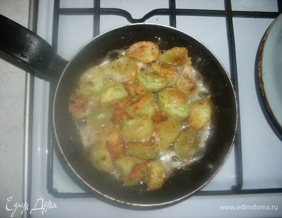 Обжарить помидоры до готовности.