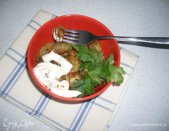 Подавать с зеленью, майонезом или другим соусом.