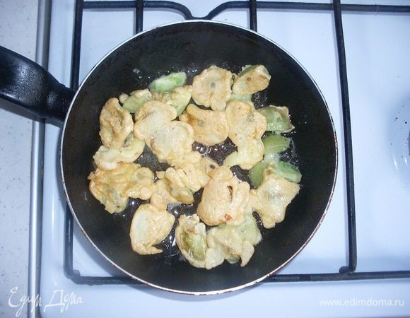 Переворачиваем кусочки помидоров, чтобы они равномерно покрылись румяной корочкой. Огонь должен быть достаточно сильным.