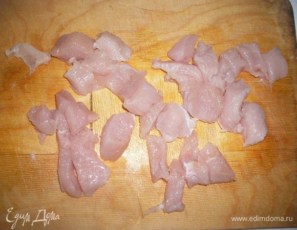 Мелко режем филе индейки.