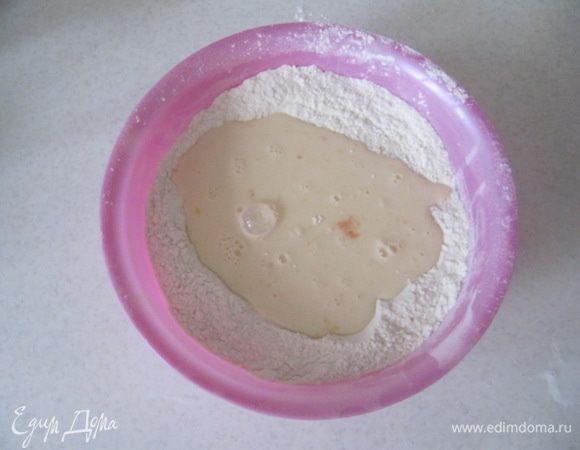 Всю муку просеять. 450 граммов муки перемешать с сухими дрожжами, солью и сахаром. Дрожжи необходимо использовать быстродействующие, которые добавляются сразу в муку!
Молоко подогреть до теплого состояния (не горячего!), вбить в него яйца и перемешать. 
Сделать в центре мучной смеси углубление и влить в него жидкую смесь. Объединить все ингредиенты ложкой.