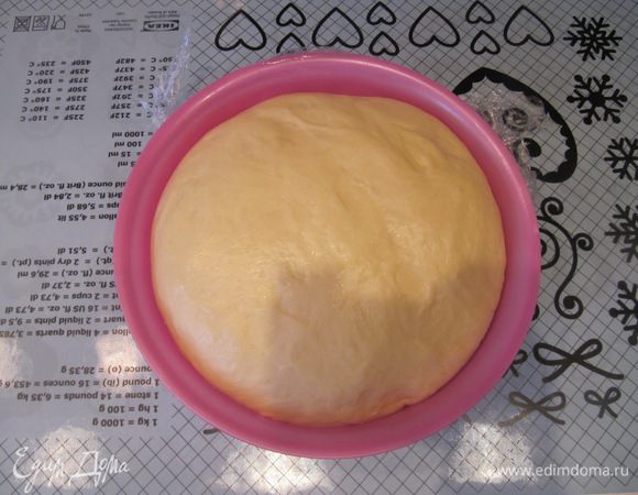 Тесто снова должно увеличиться в объеме.
Обмять его, разделить на 10 — 12 приблизительно одинаковых по размеру кусочков и накрыть их пищевой пленкой, чтобы не заветрились. Оставить отдыхать на 10 минут.