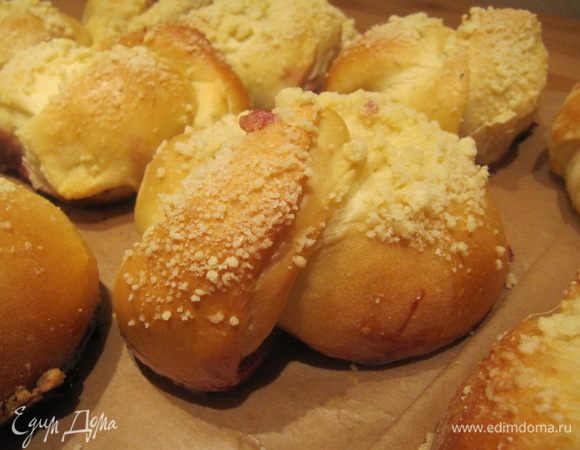 Готовым булочкам дать немного остыть.