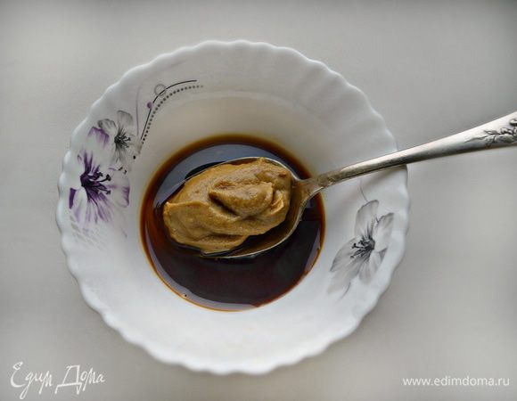 Подготовим маринад. Для этого в миске смешаем соевый соус, мед, горчицу и свежемолотый перец (можно немного подсолить). 