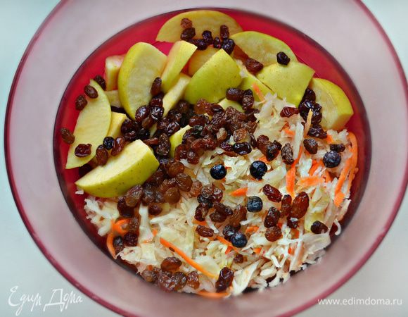 Для начинки слегка промойте квашеную капусту, отожмите. Зеленые яблоки помойте и нарежьте дольками. Изюм хорошо промойте в теплой воде. Все ингредиенты для начинки смешайте в миске, добавьте ягоды можжевельника.