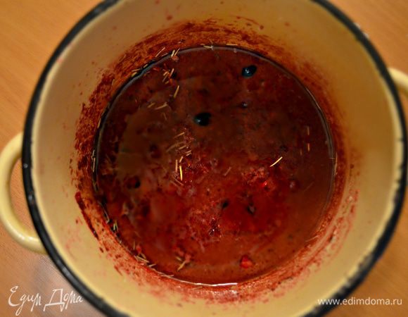 Влейте к клюкве мясной соус, выделившийся при запекания утки, добавьте сахар, розмарин и подсолите. Доведите до кипения и проварите соус в течение 10 мин. Лишняя жидкость должна выпариться. Соус получается достаточно густым, ярким и насыщенным по вкусу. Идеально подходит для утки!