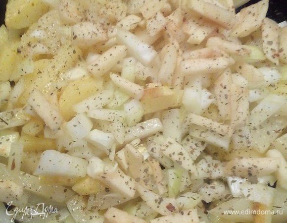 Лук и яблоки добавляем к картофелю, посыпаем специями. Жарим картофель до готовности. Солим картофель перед самой подачей.
