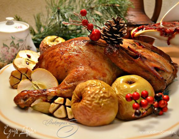 Готовую утку выложите на большое блюдо, вокруг разложите яблоки и чеснок. К этому блюду идеально подойдет запеченный картофель. Не забудьте подать клюквенный соус. «Итак, прошу за стол!» Приятного вам аппетита!